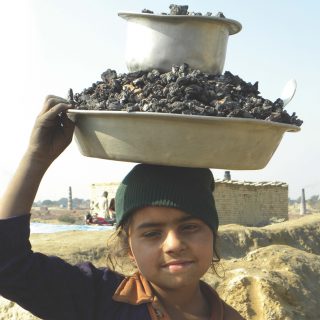 bambina pakistana al lavoro